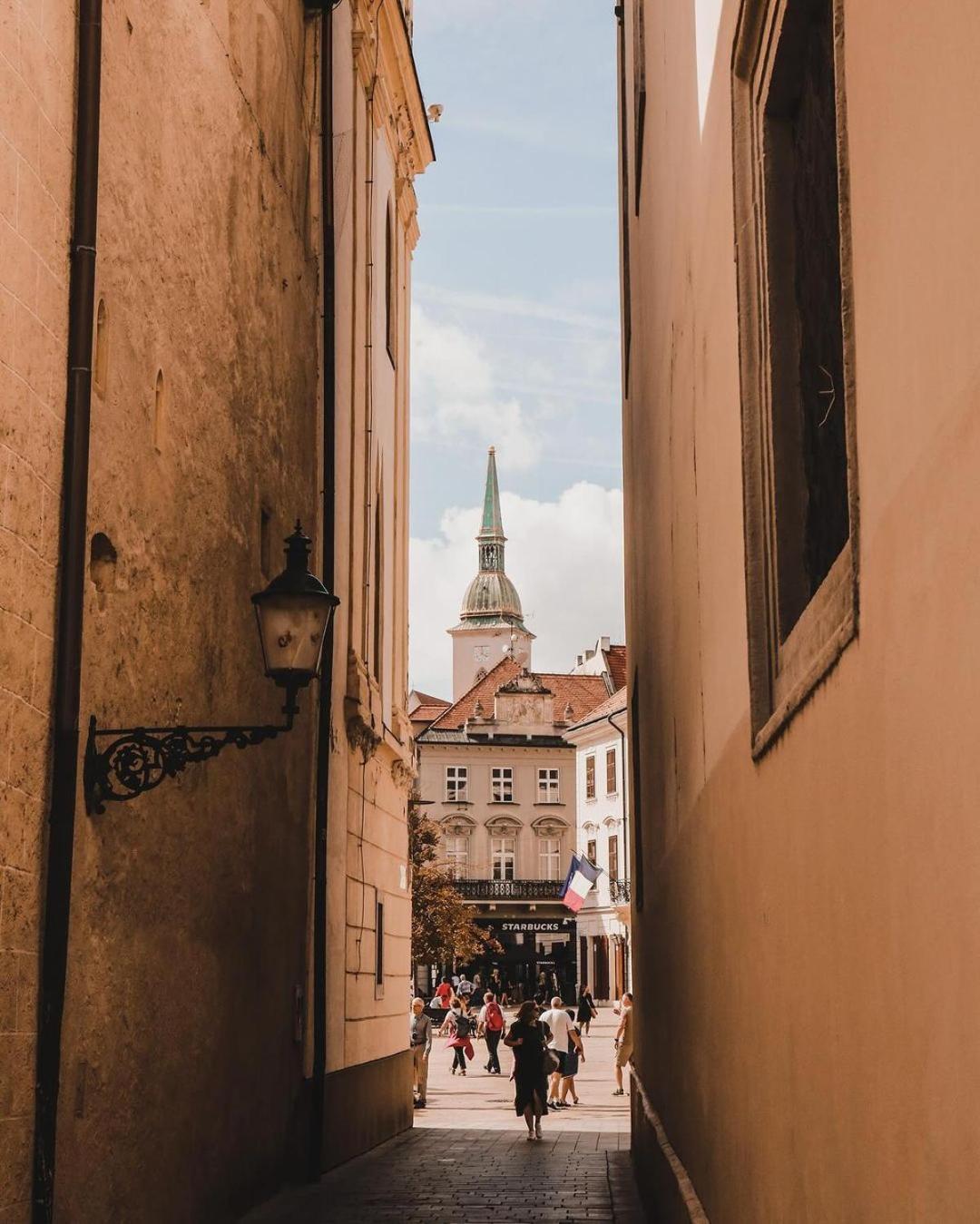 Extralarge Queen Room In The Heart Of Bratislava With Terrace Buitenkant foto